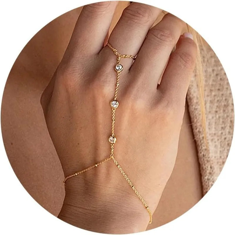 Delicada pulsera de cadena con anillo de mano bañada en oro de 14 quilates: moderna joya de anillo de circonita ajustable para mujeres y niñas, verano 2024.