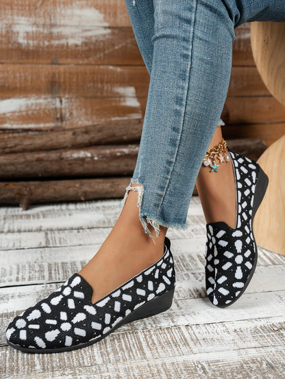 حذاء نسائي بتصميمات مميزة، يتميز بنعال مسطحة مريحة، مناسب لمختلف الملابس.