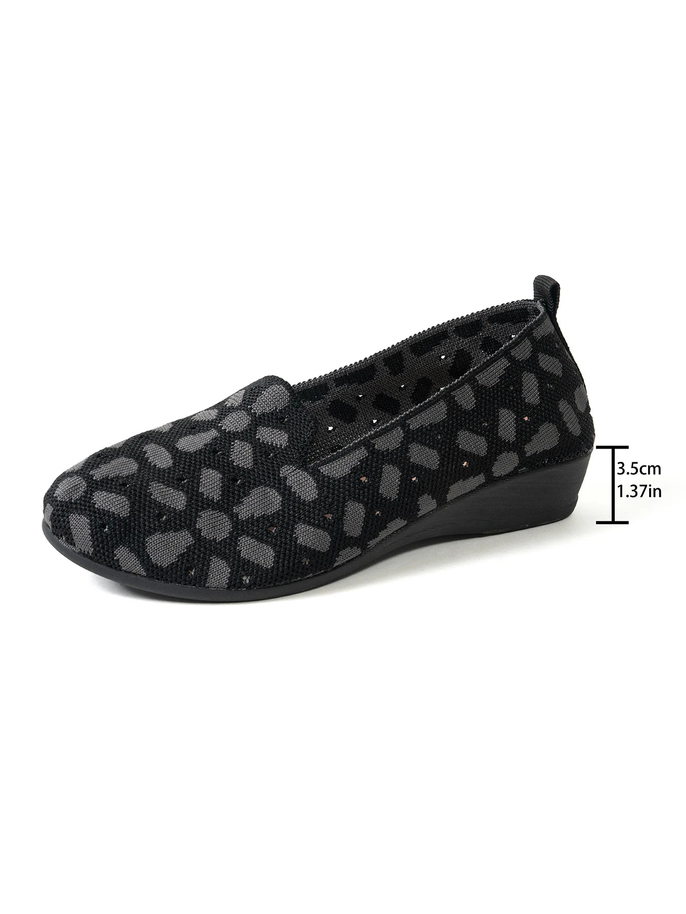 حذاء نسائي بتصميمات مميزة، يتميز بنعال مسطحة مريحة، مناسب لمختلف الملابس.