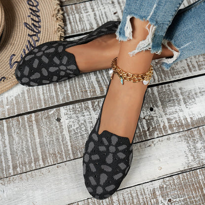 حذاء نسائي بتصميمات مميزة، يتميز بنعال مسطحة مريحة، مناسب لمختلف الملابس.