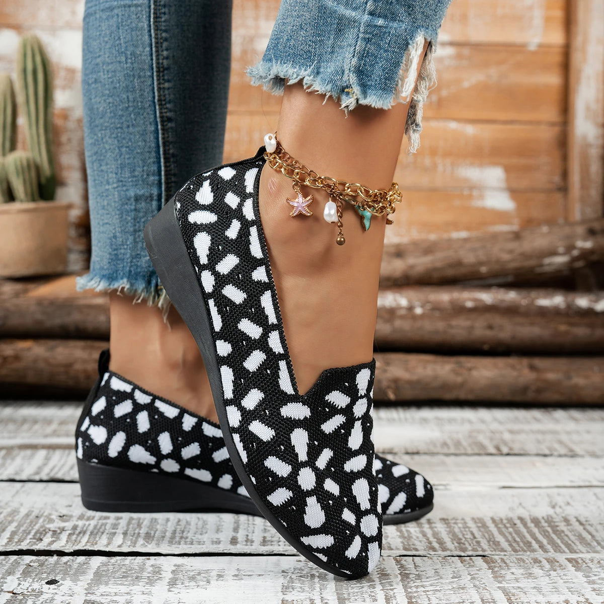 حذاء نسائي بتصميمات مميزة، يتميز بنعال مسطحة مريحة، مناسب لمختلف الملابس.