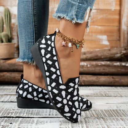 حذاء نسائي بتصميمات مميزة، يتميز بنعال مسطحة مريحة، مناسب لمختلف الملابس.