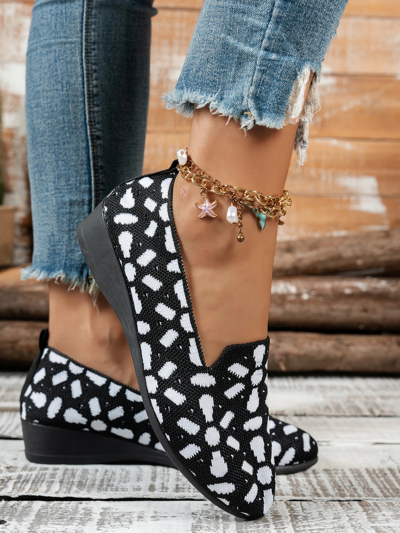 حذاء نسائي بتصميمات مميزة، يتميز بنعال مسطحة مريحة، مناسب لمختلف الملابس.