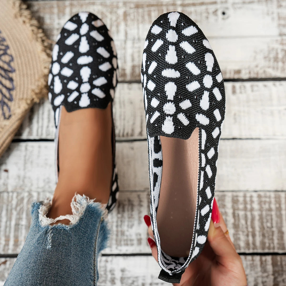 حذاء نسائي بتصميمات مميزة، يتميز بنعال مسطحة مريحة، مناسب لمختلف الملابس.