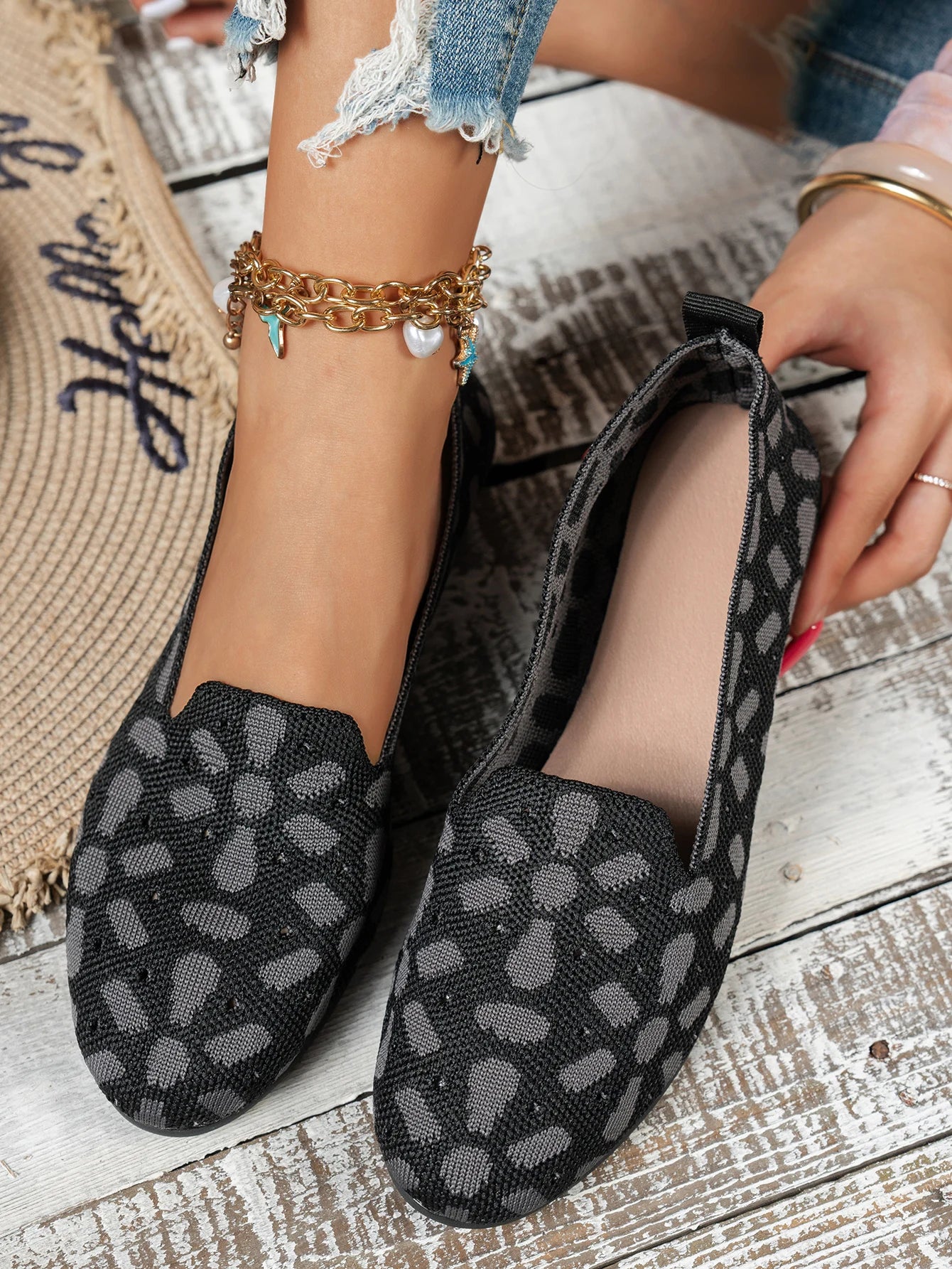 حذاء نسائي بتصميمات مميزة، يتميز بنعال مسطحة مريحة، مناسب لمختلف الملابس.