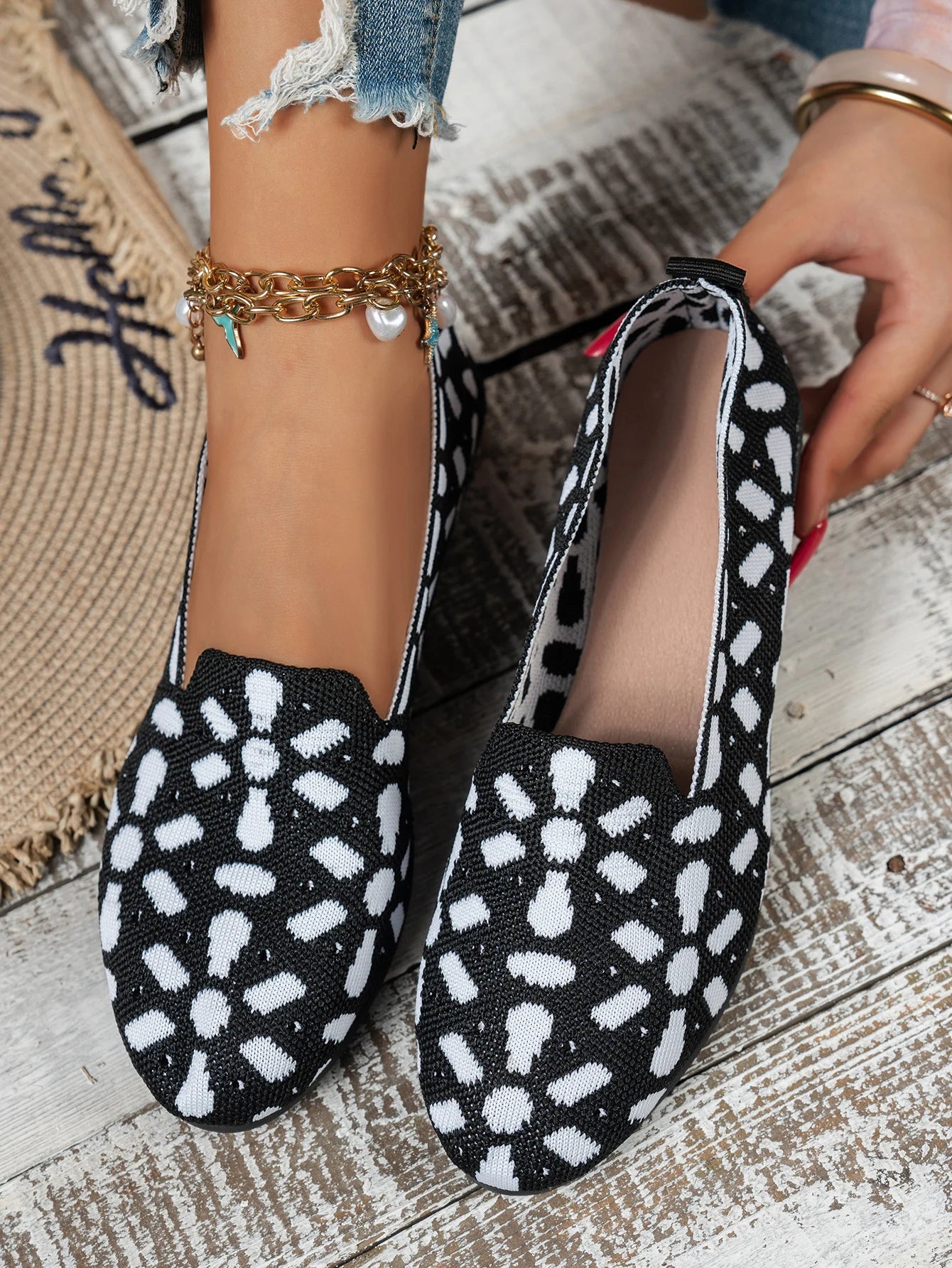 حذاء نسائي بتصميمات مميزة، يتميز بنعال مسطحة مريحة، مناسب لمختلف الملابس.