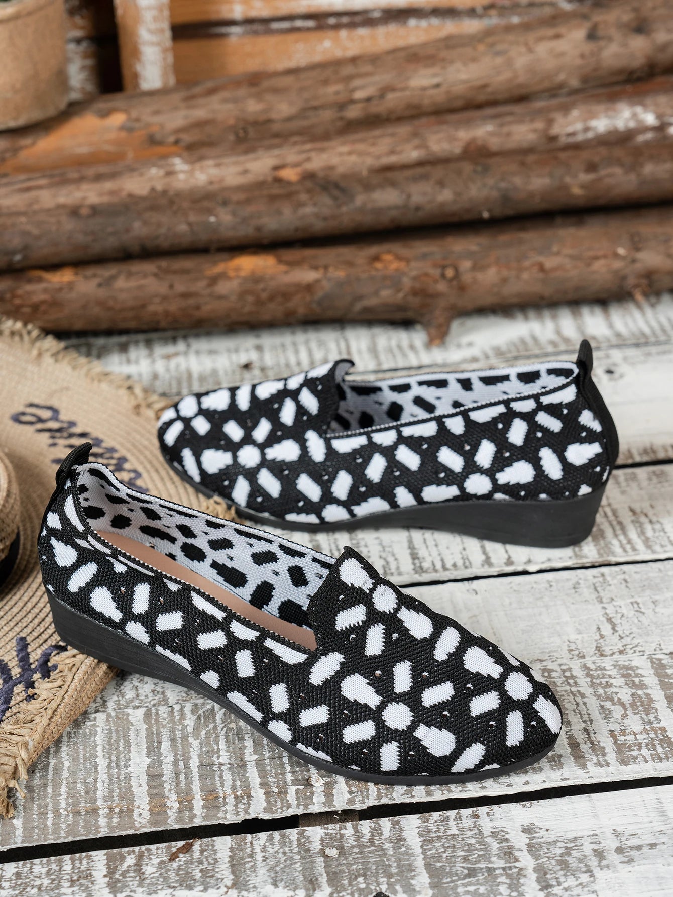 حذاء نسائي بتصميمات مميزة، يتميز بنعال مسطحة مريحة، مناسب لمختلف الملابس.