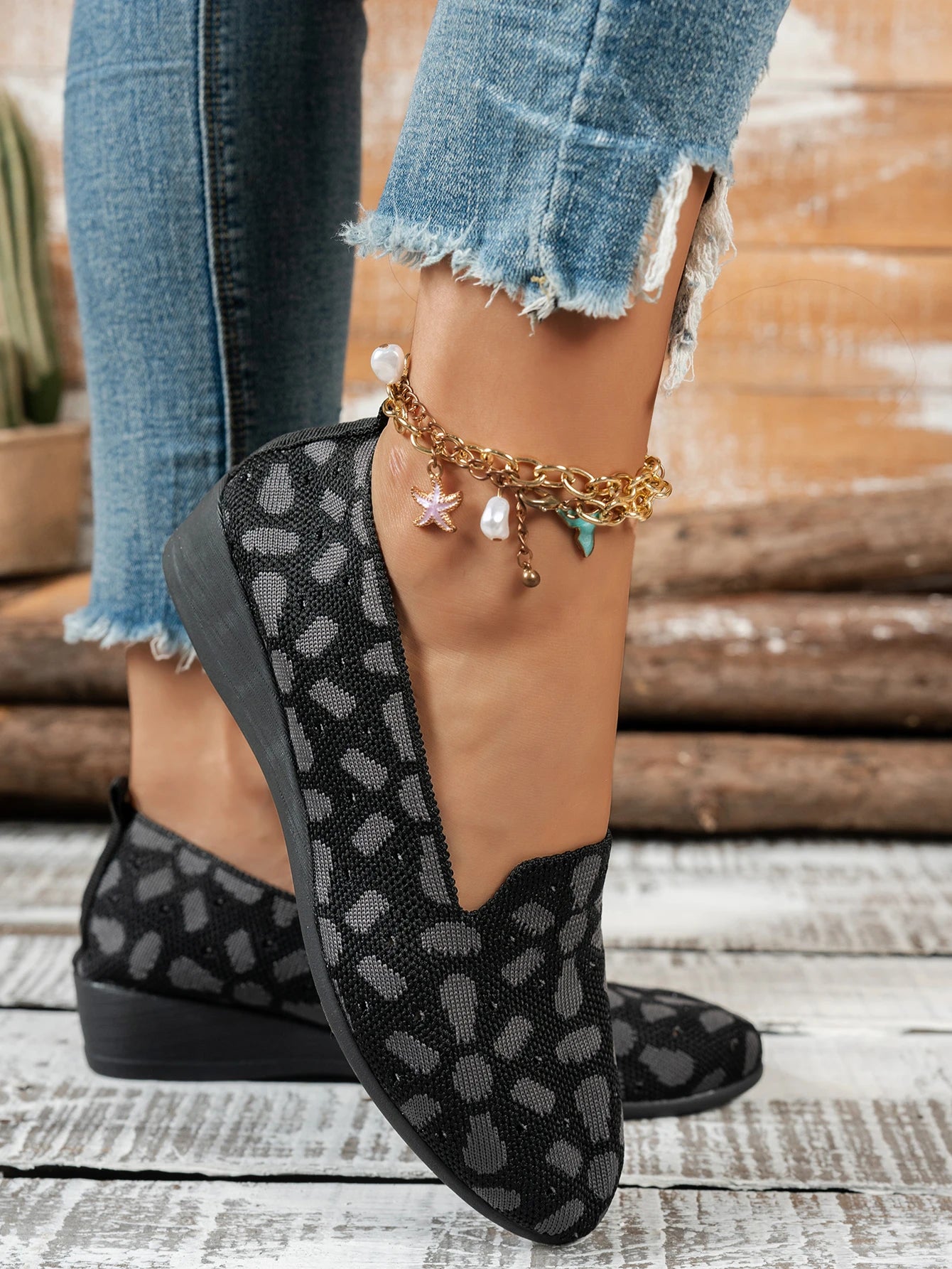 حذاء نسائي بتصميمات مميزة، يتميز بنعال مسطحة مريحة، مناسب لمختلف الملابس.