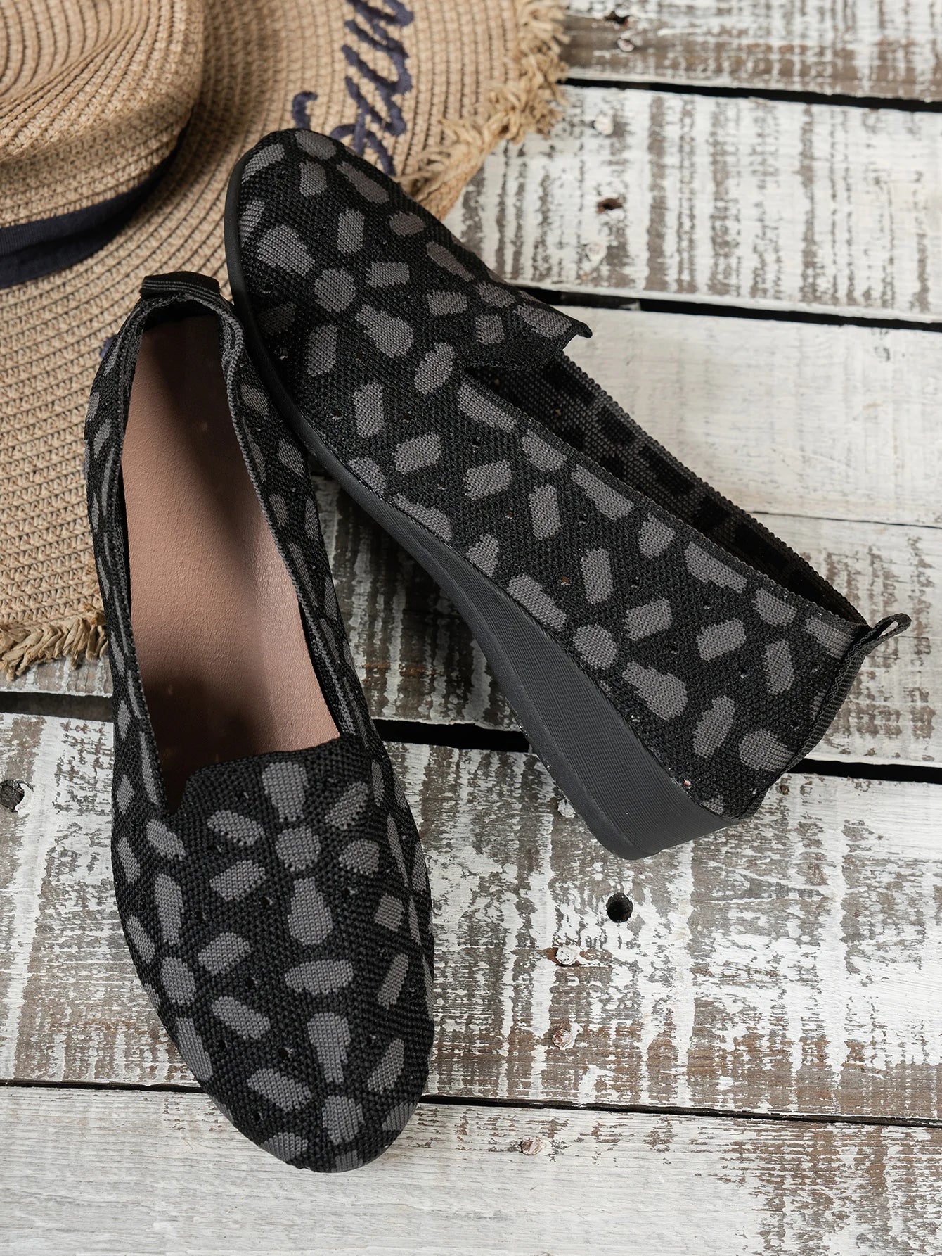 حذاء نسائي بتصميمات مميزة، يتميز بنعال مسطحة مريحة، مناسب لمختلف الملابس.