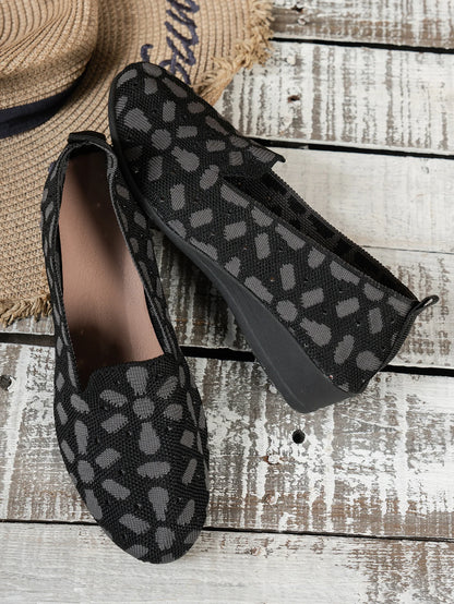 حذاء نسائي بتصميمات مميزة، يتميز بنعال مسطحة مريحة، مناسب لمختلف الملابس.