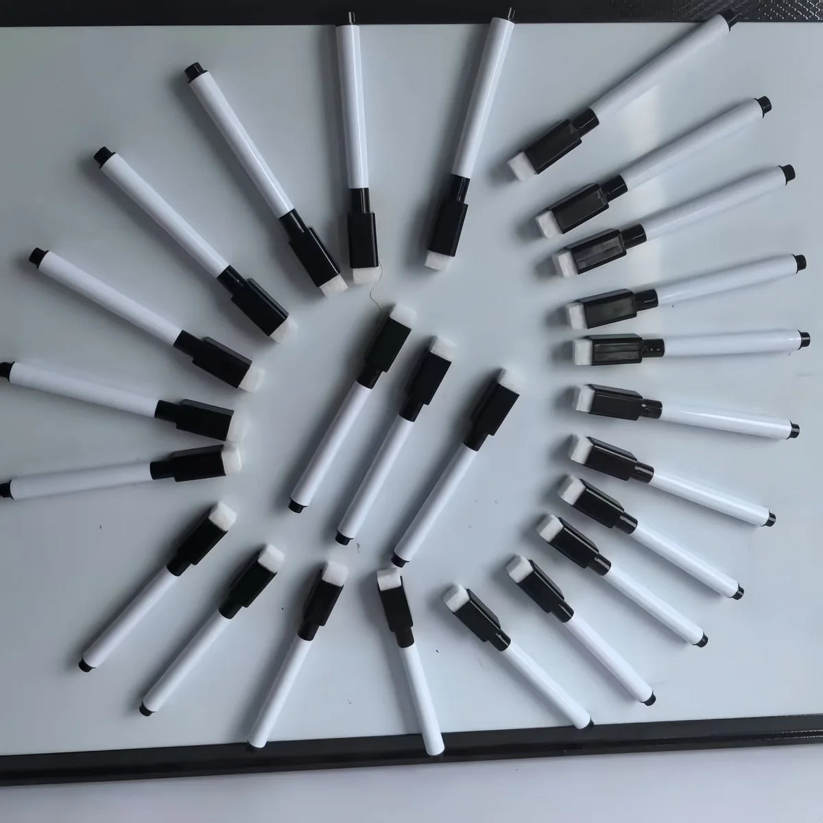 25 قطعة من أقلام التحديد القابلة للمسح الجاف باللون الأسود مع غطاء ممحاة، أقلام تحديد صغيرة قابلة للمسح الجاف للسبورة البيضاء للوازم المكتبية والمدرسة